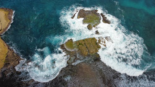 dalgalar çökmesini, deniz kıyısı, doğa içeren Ücretsiz stok fotoğraf