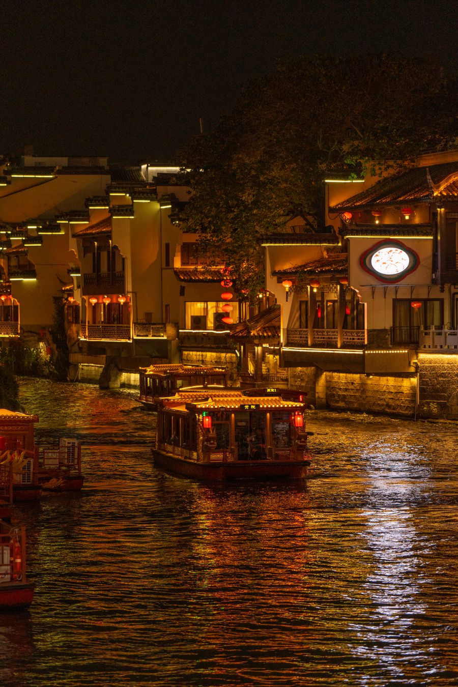 夜晚的南京秦淮河，灯笼倒映在水面上