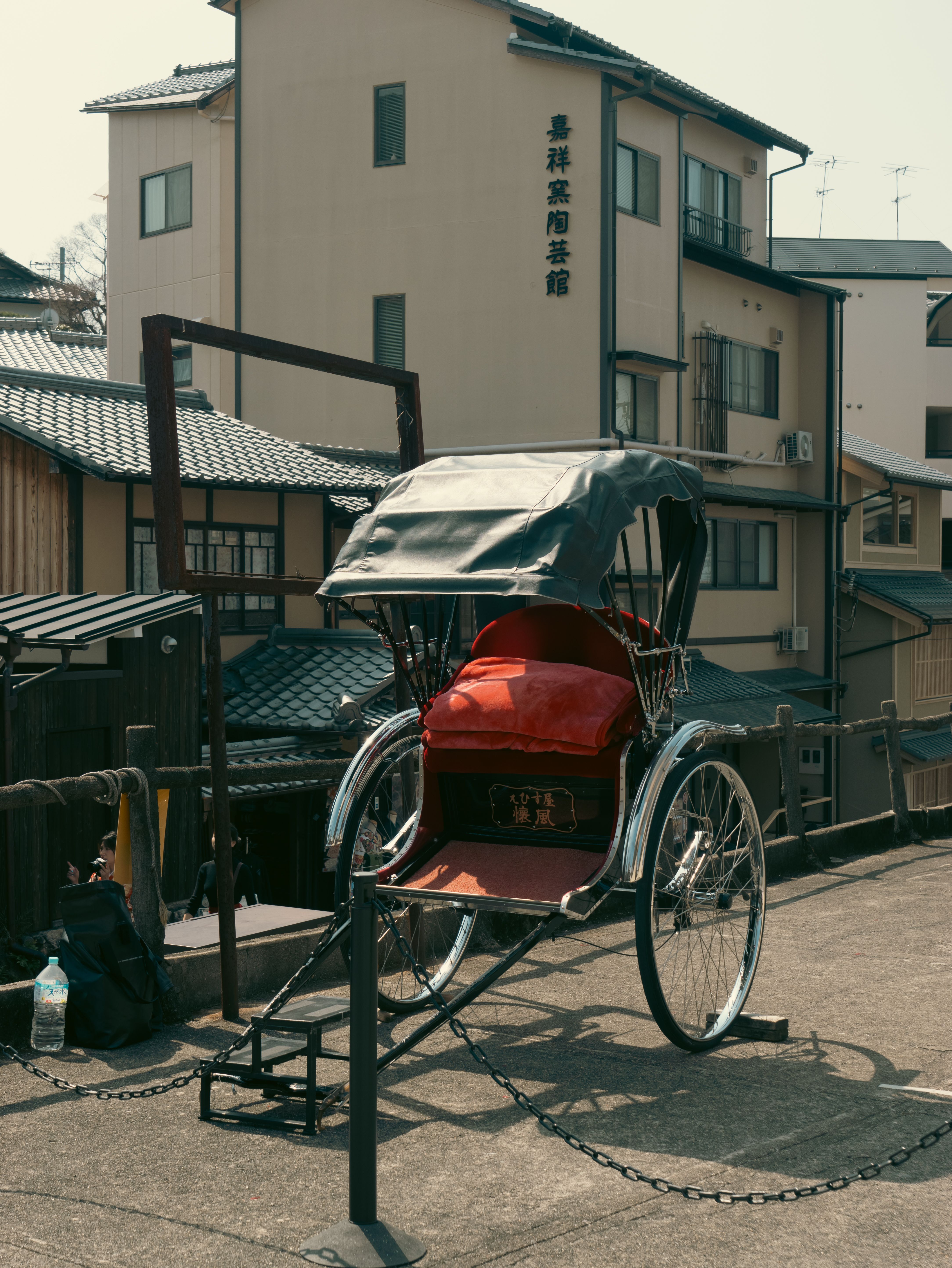 Rickshaw Trolley in Front of a Building in Kyoto · Free Stock Photo