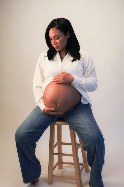 Darmowe zdjęcie z galerii z białe tło, brzuch, ciąża