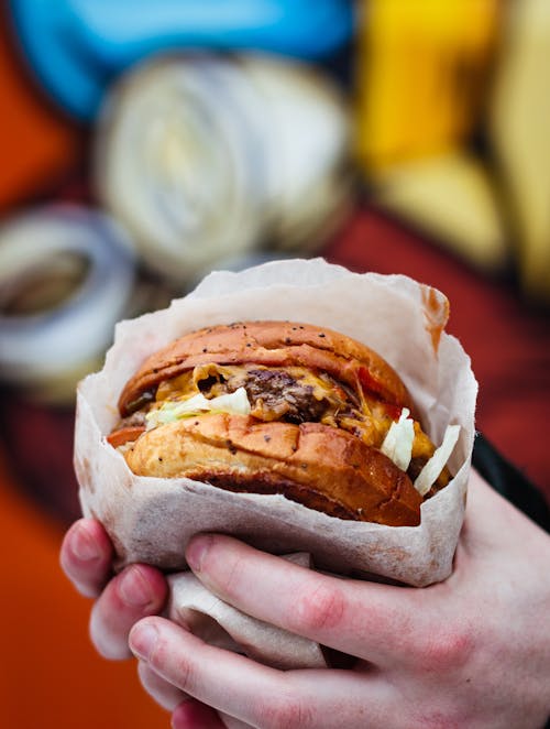 gratis Hamburger In Wrapper Stockfoto