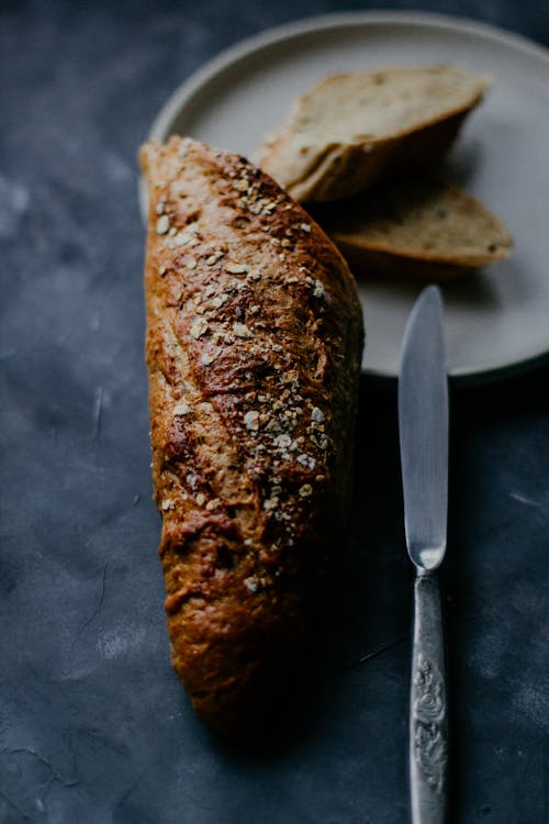 Gratis lagerfoto af bestik, bord, brød