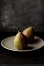 装饰盘上放着两个成熟的梨，构成了一幅极简主义静物画