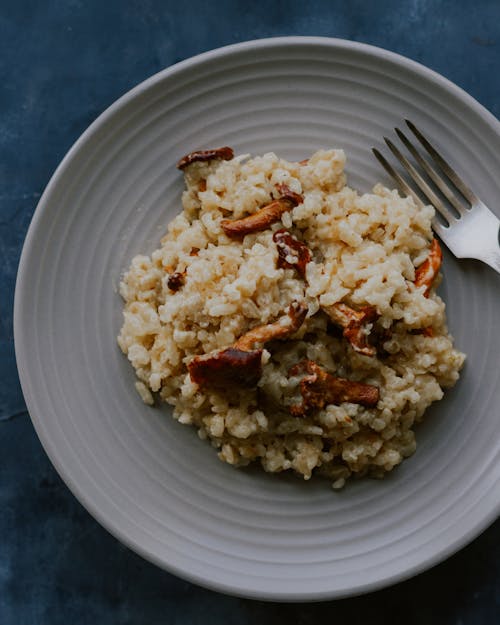 Мясо с обжаренным рисом на тарелке