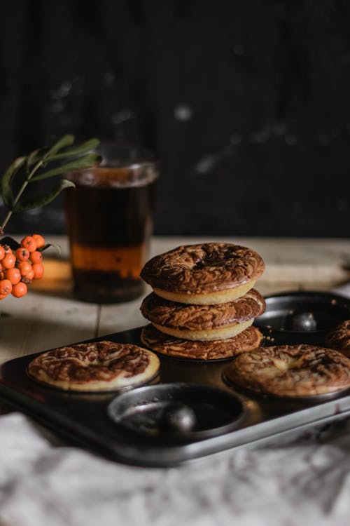 Biscoitos Na Bandeja Perto Da Garrafa