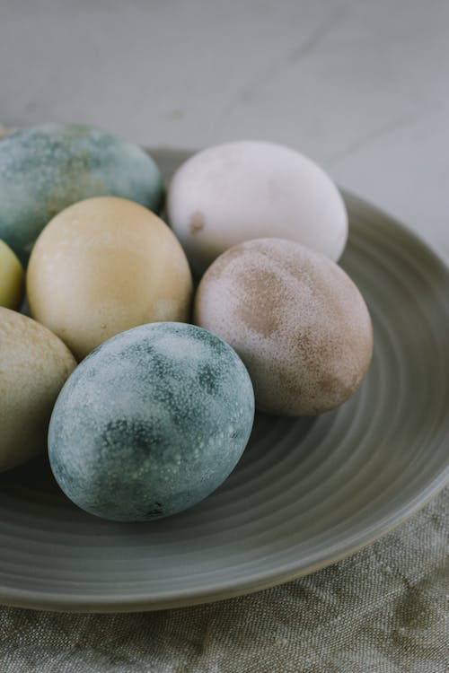Jaja Wielkanocne W Różnych Kolorach Na Talerzu