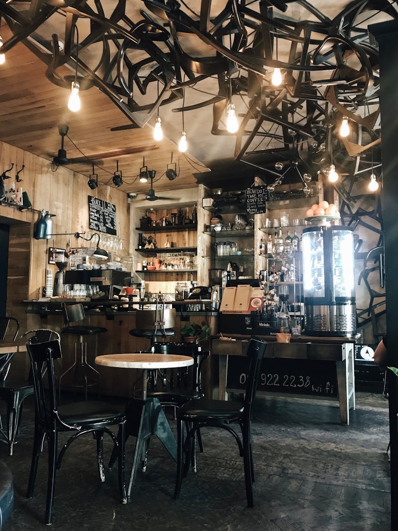 Mâini lucrând la un proiect de artizanat din lemn