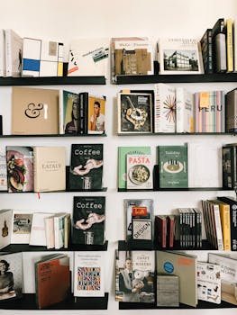 在现代图书馆环境中，一个精心策划的书架展示着各种书籍