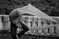 一张孟买户外织物上当代舞者动态动作的黑白图像