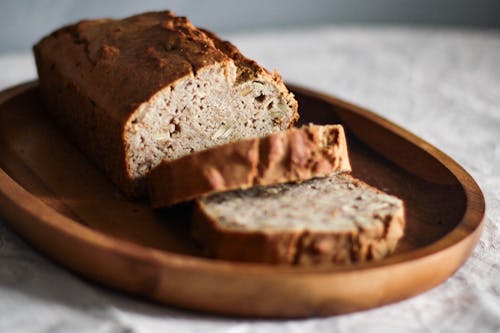 Close Upfoto Van Gesneden Brood Op Ovale Houten Plaat