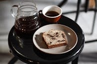 一个愉快的早晨，质朴的桌子上摆着咖啡和巧克力蛋糕