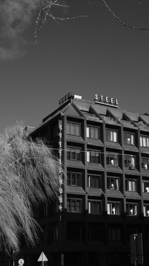 Fotos de stock gratuitas de blanco y negro, casa de acero, cielo limpio