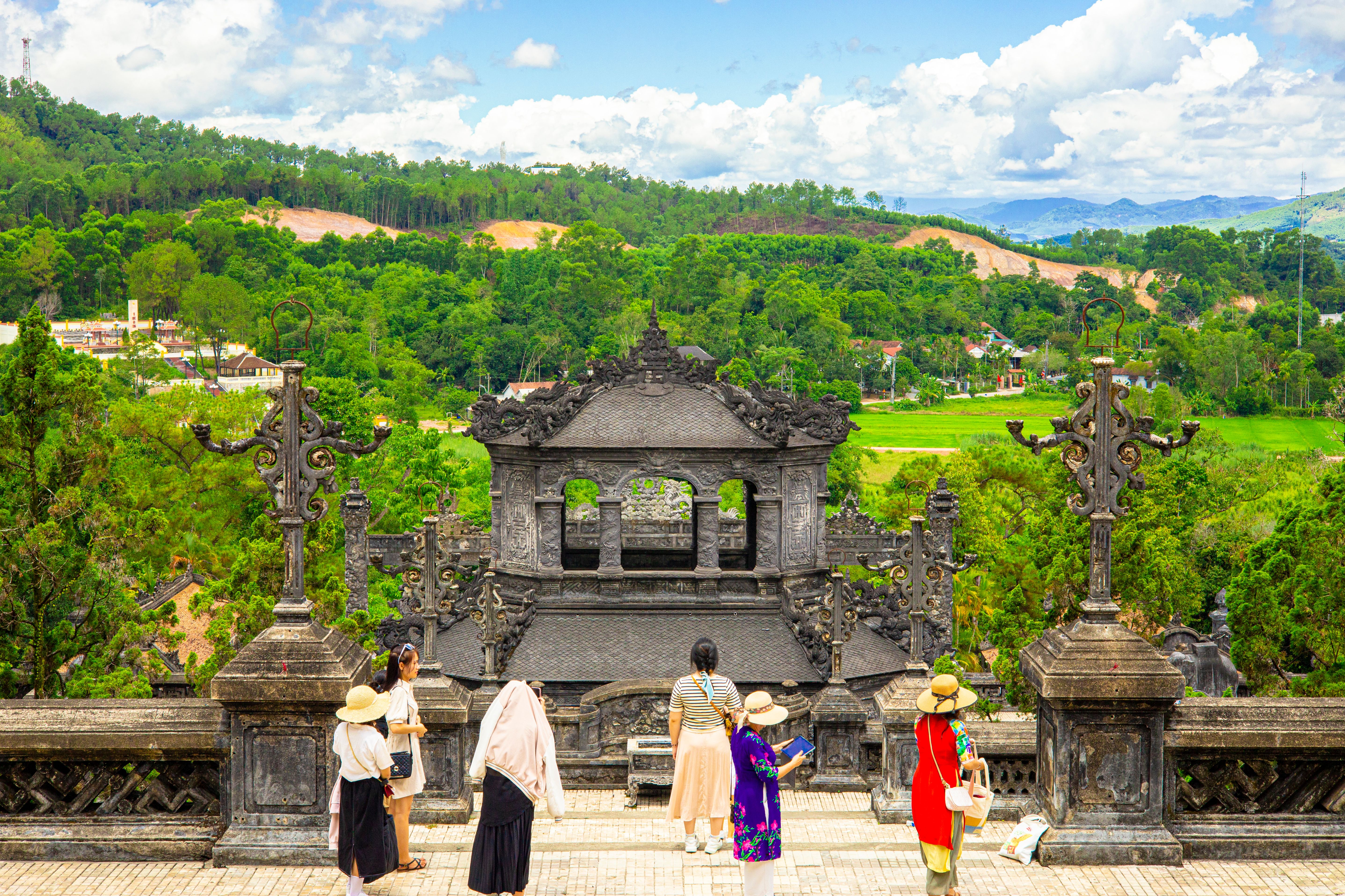 Erkundung des historischen Khai Dinh Mausoleum in Hue, Vietnam, umgeben von üppiger Grünfläche.