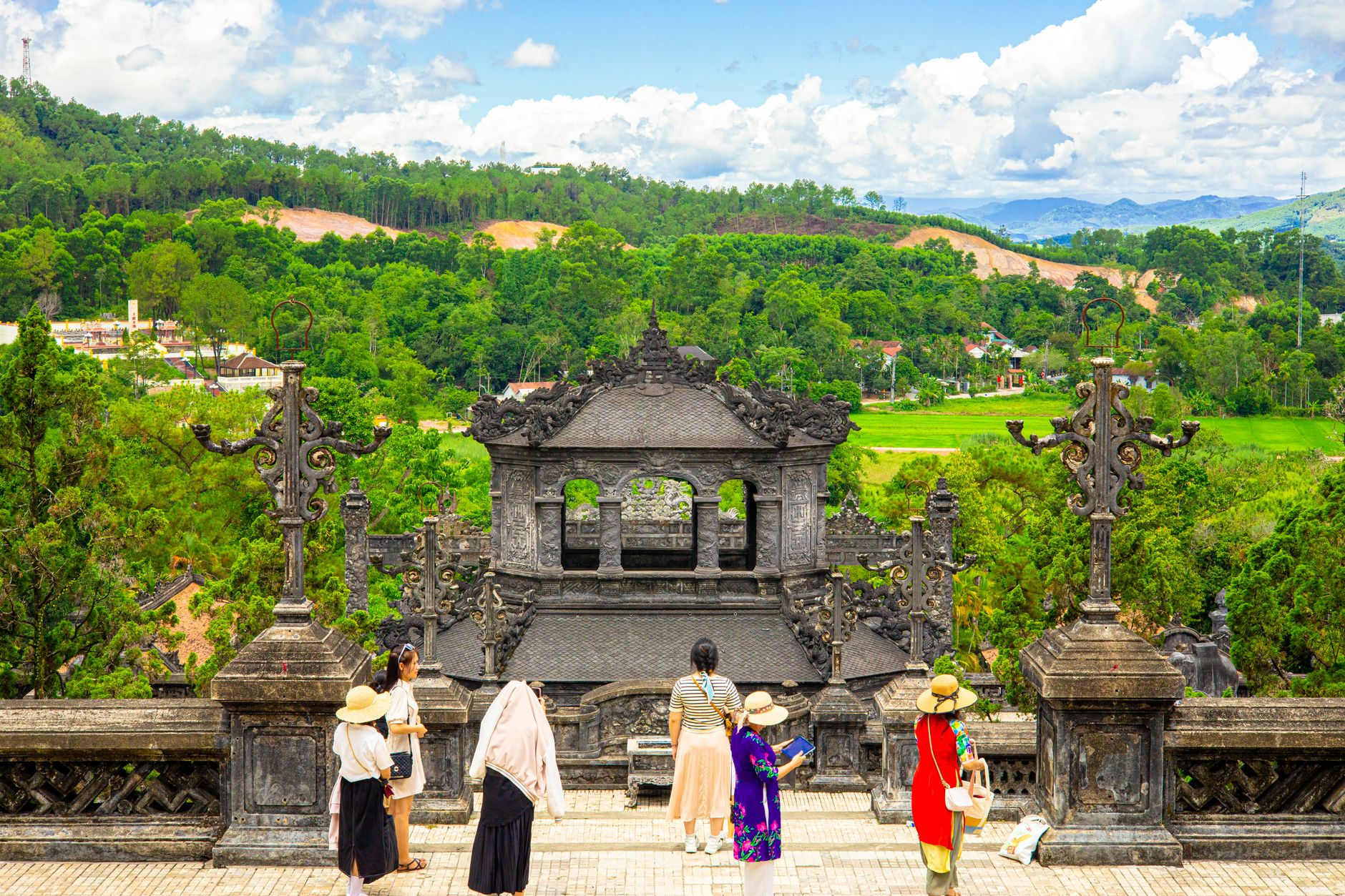 Erkundung des historischen Khai Dinh Mausoleum in Hue, Vietnam, umgeben von üppiger Grünfläche.