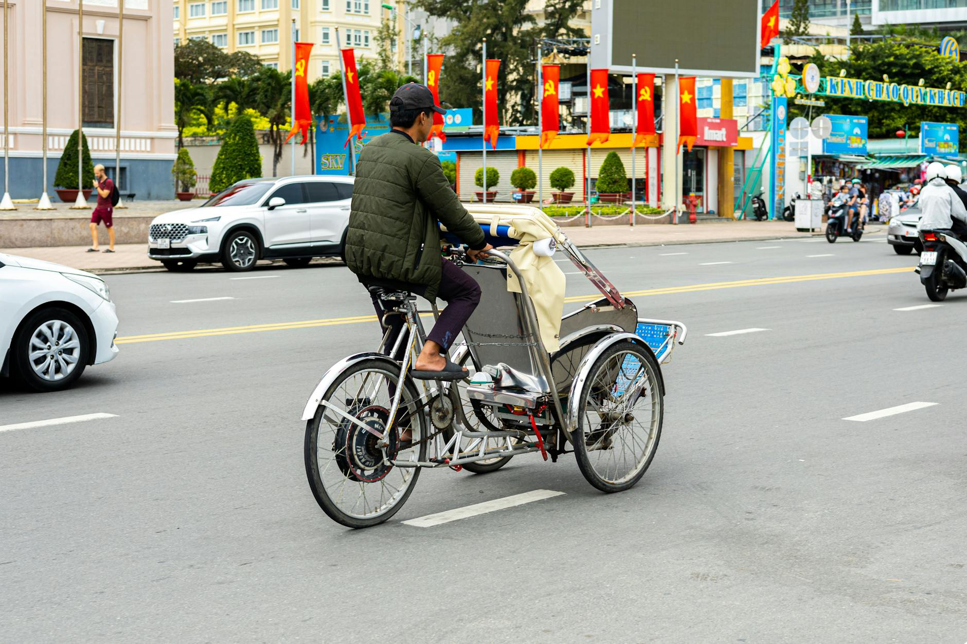 https://www.pexels.com/photo/xich-lo-in-nha-trang-20677045/