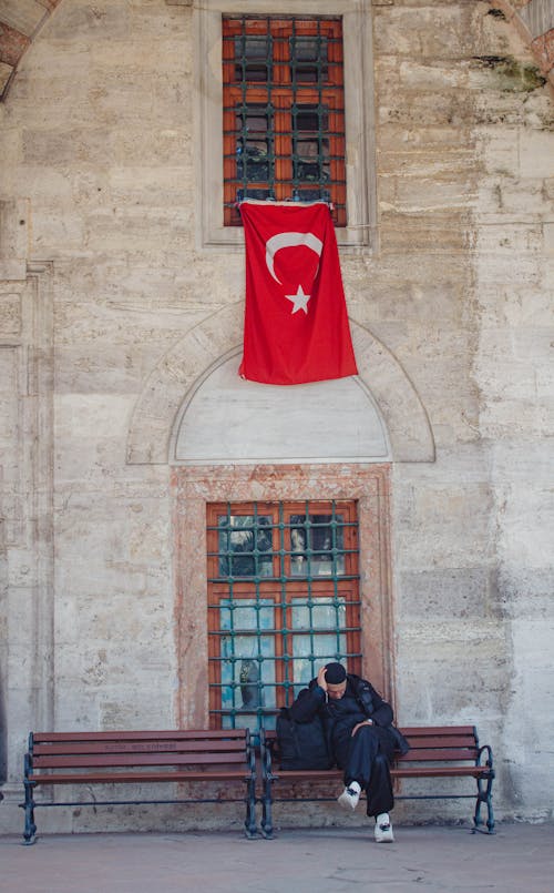 adam, banklar, bayrak içeren Ücretsiz stok fotoğraf