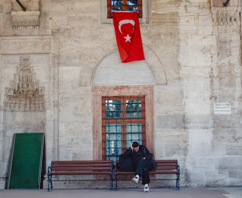 adam, banklar, bayrak içeren Ücretsiz stok fotoğraf