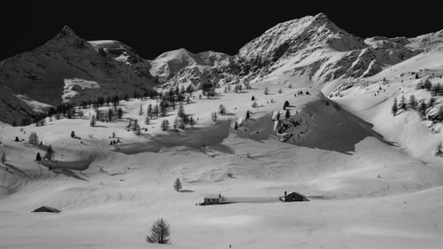 Free A striking black and white photo of snow-covered mountains and valleys. Stock Photo