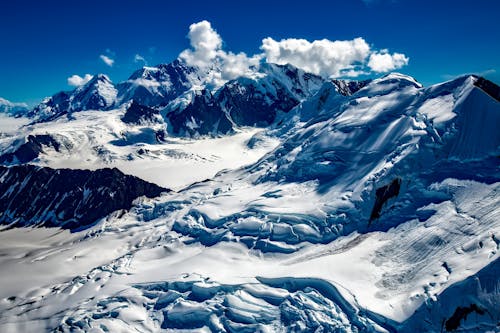 Гора, покрытая снегом под голубым небом