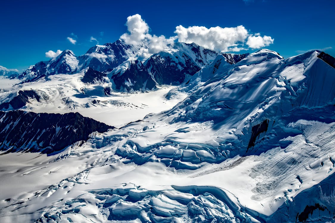 Gratis Gunung Yang Tertutup Salju Di Bawah Langit Biru Foto Stok