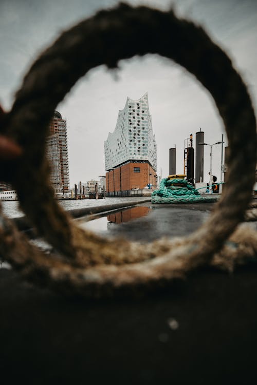 Elbphilharmonie in ropes