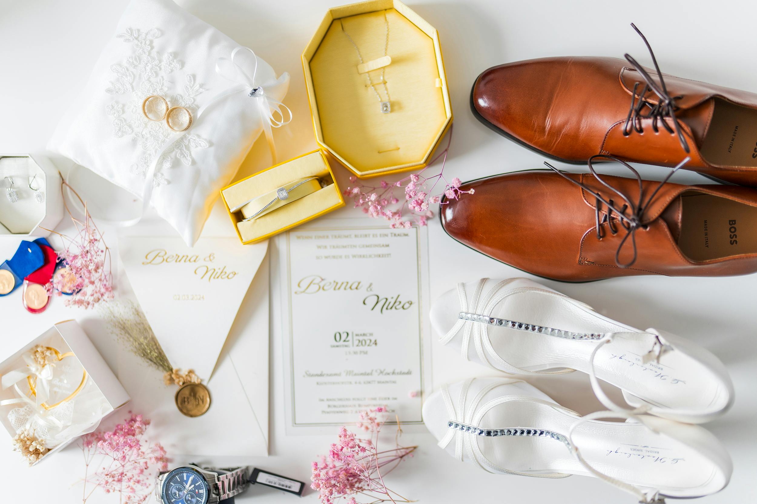 Damat klasik deri ayakkabısı detay çekim, oxford model, parlak cilalı yüzey, smokin pantolonu ile kombinasyon, 2026 erkek düğün ayakkabısı