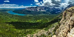 在冰川国家公园，探索令人惊叹的山脉和郁郁葱葱的山谷，捕捉生动的细节