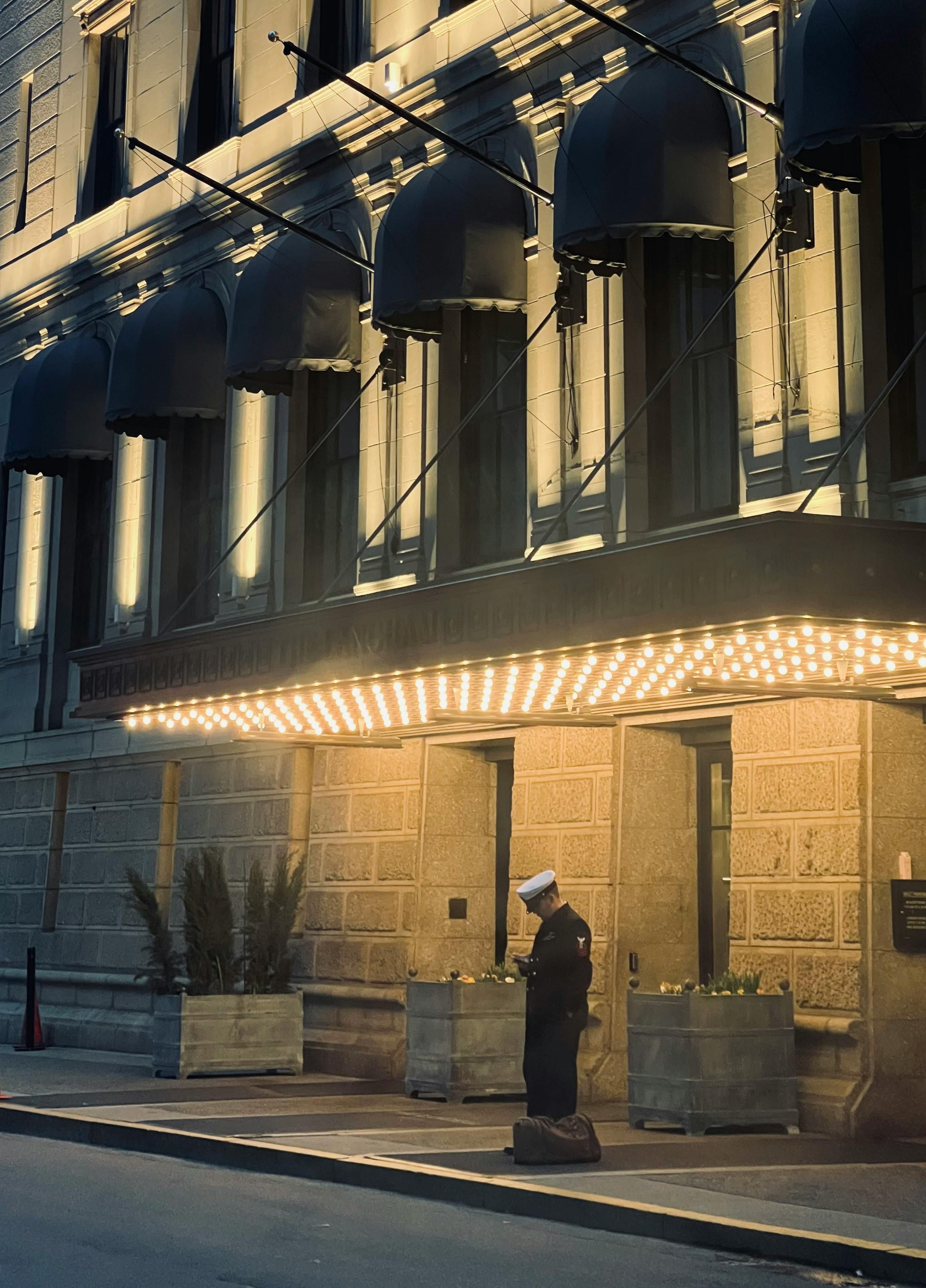 Gratuit Bărbat în Picioare Lângă Hotelul Opera House Din New York Fotografie de stoc