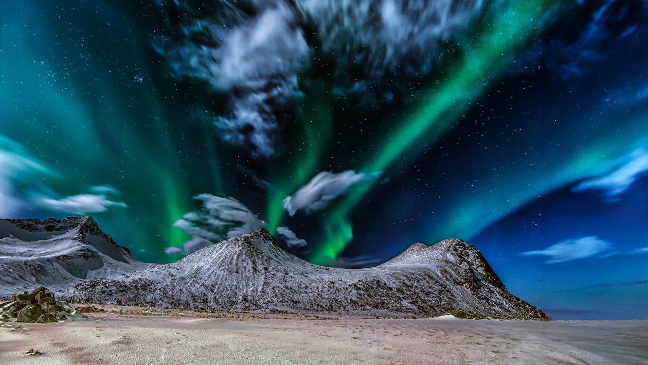 Northern lights with backlight from a full moon