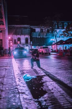 摄影师用灯光照亮鹅卵石街道，捕捉到了城市夜生活