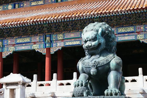 A statue of a lion in front of a building
