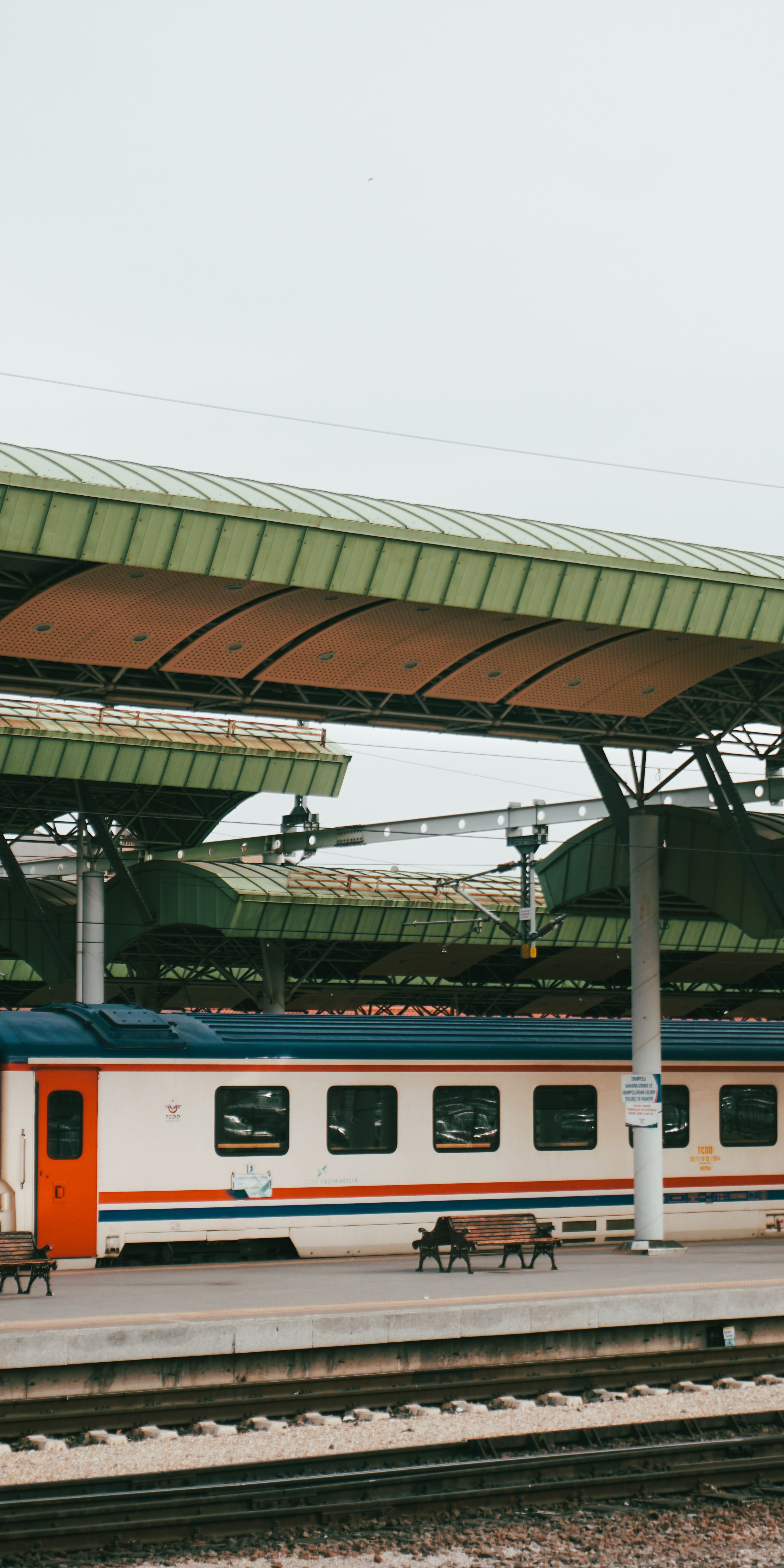 Treininterieur met passagiers en bagage in de rekken