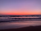 印度戈卡纳海滩的海景宁静，色彩鲜艳，海浪柔和