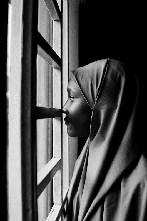 Darmowe zdjęcie z galerii z czarna kobieta, czarno-biały, hidżab