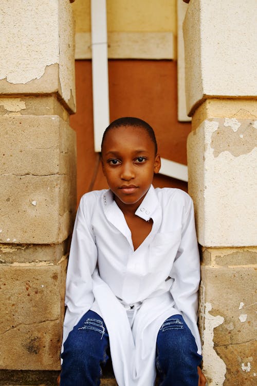 Foto d'estoc gratuïta de cabell curt, camisa blanca, foto vertical