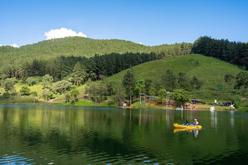 Foto stok gratis bukit hijau, danau buatan, kalem