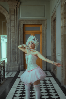 A ballet dancer in classical attire poses amidst historic architecture in Ciudad de México, creating a blend of elegance and culture.