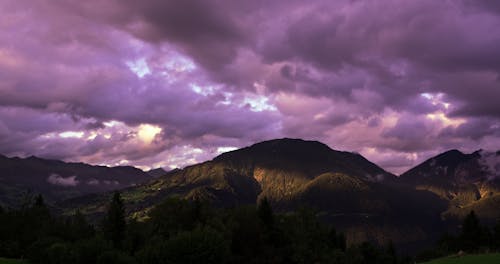Günbatımı Sırasında Bulutlu Gökyüzü Altında Kahverengi Dağ
