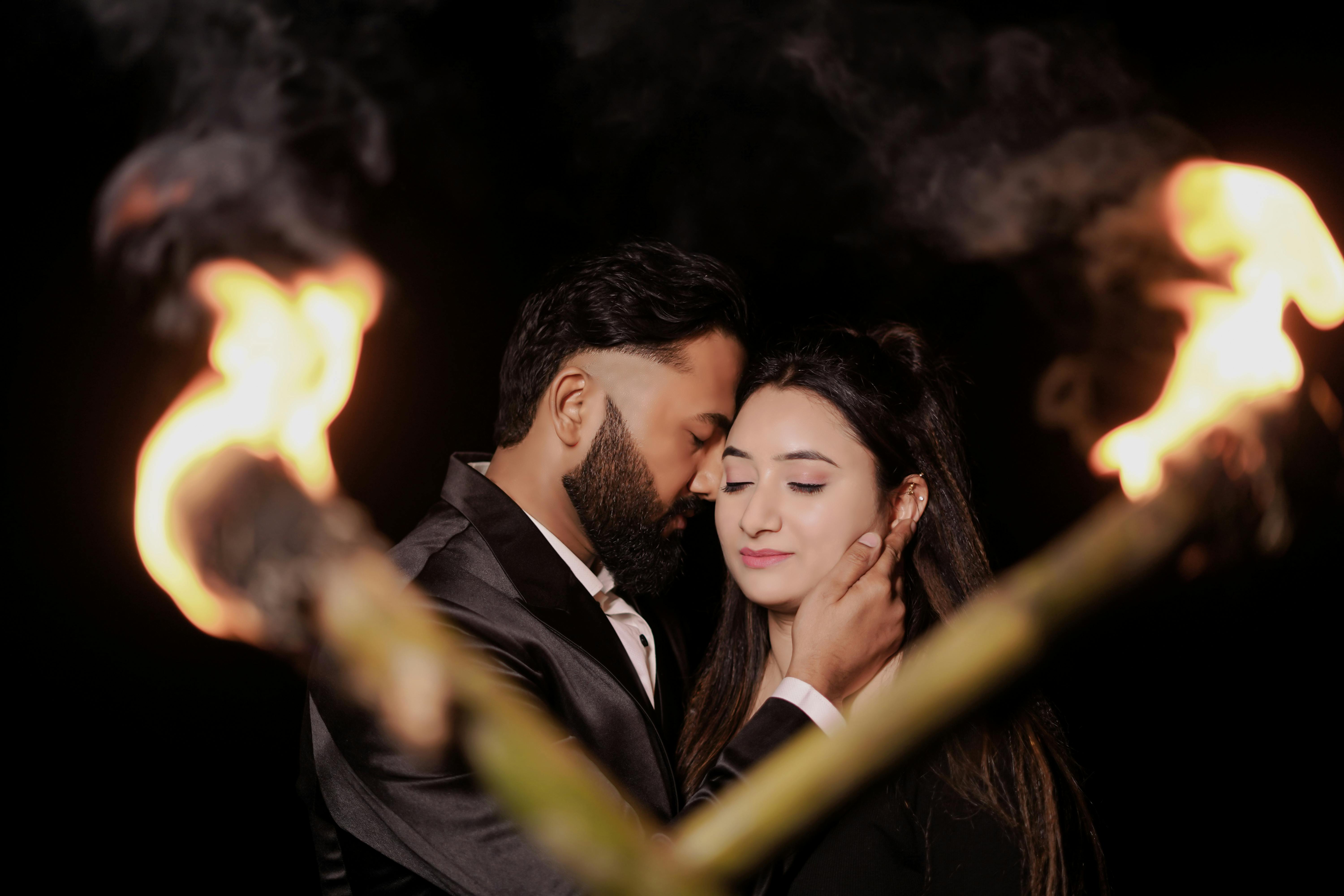 İlişkilerde monotonluğu kırmak ve tutkuyu yeniden canlandırmak için birbirine sevgiyle bakan romantik bir çift.