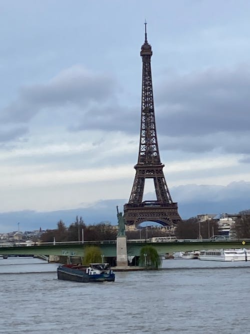 Tour Eiffel, statue de la liberté & péniche sur la Seine