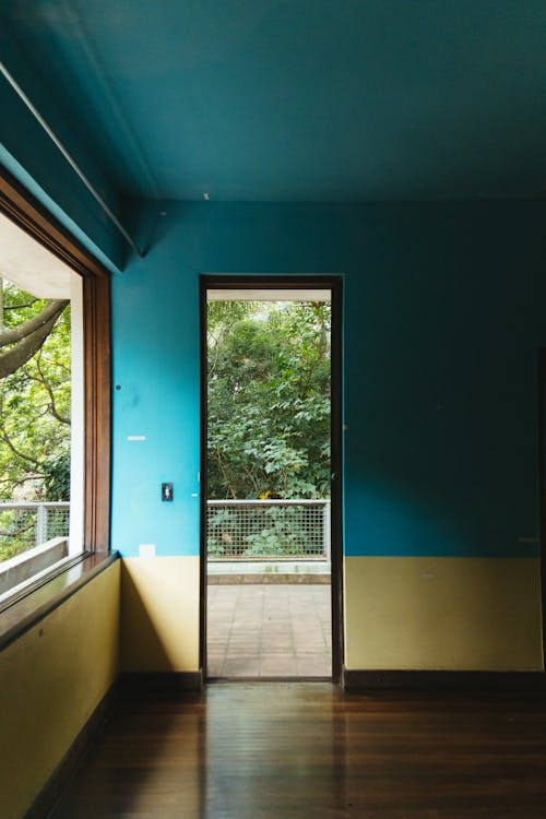 藍色和黃色的彩繪的房間牆