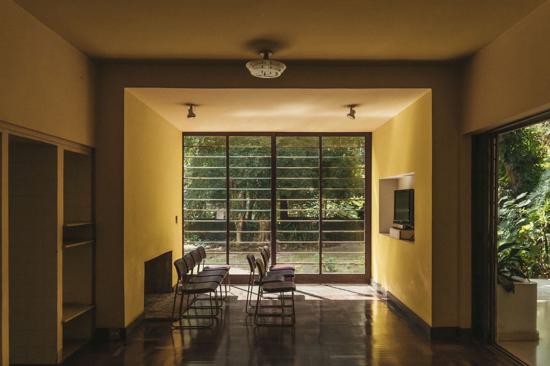 Elegant room in São Paulo showcasing modern design and natural light.