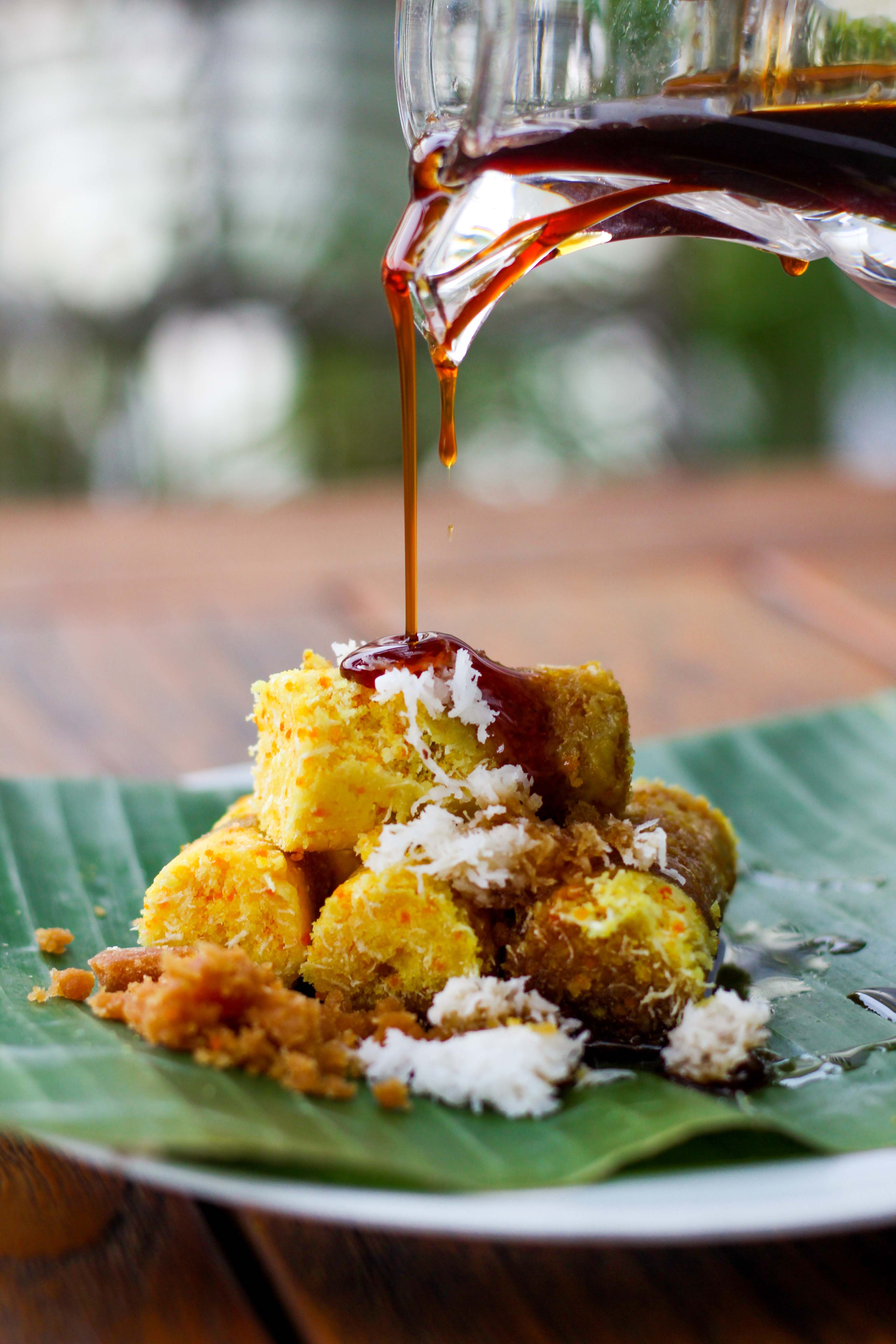 25  Kuliner & Oleh-Oleh  Entho Godok & Entho Chotot: Manisnya Talas dan Singkong dalam Camilan Khas Temanggung  Talas rebus dengan kelapa parut, dan singkong tumbuk goreng isi gula pasir.