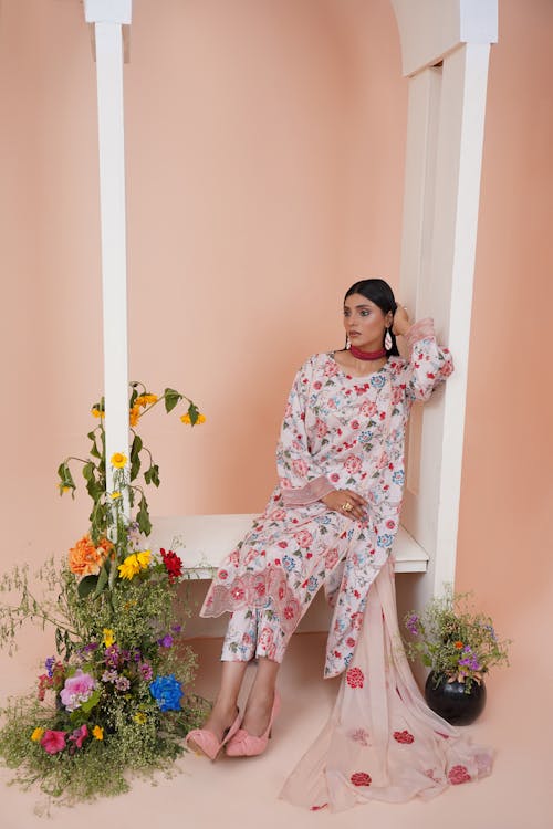 salwar kameez, 圍巾, 坐 的 免費圖庫相片