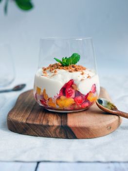 Panna Cotta au Citron et à la Lavande avec Fruits Rouges Frais