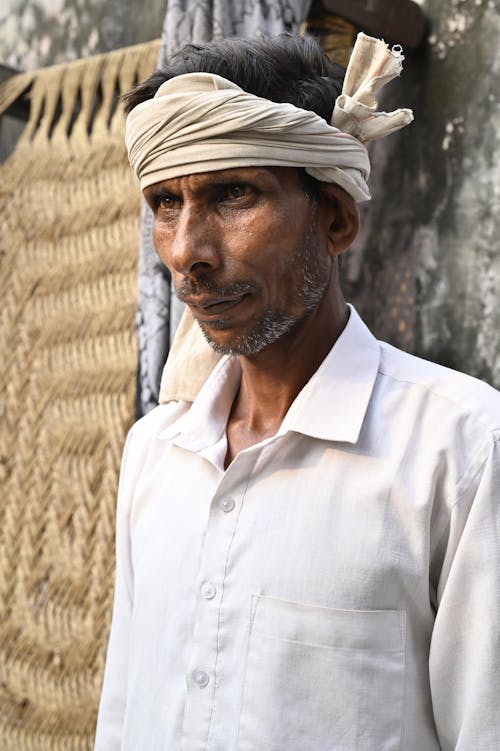 Free Indian dusky man in kurta  Stock Photo