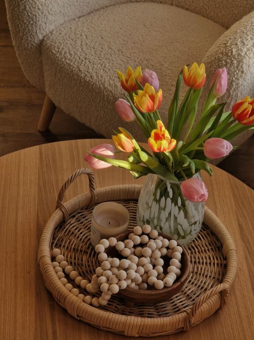Free Charming indoor decor with tulip bouquet in a rustic setting, perfect for cozy home ambiance. Stock Photo