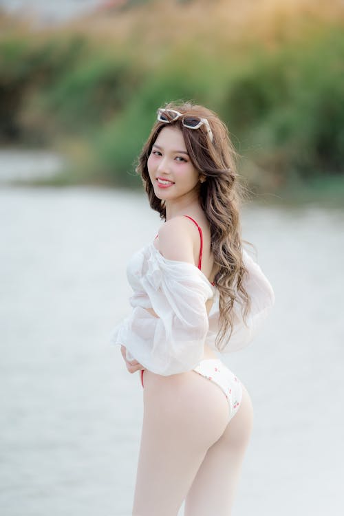 Asyalı kadın, Beyaz gömlek, bikini içeren Ücretsiz stok fotoğraf
