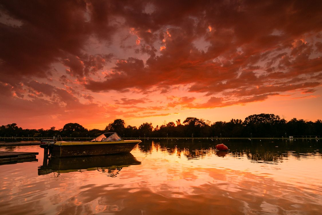 Boat in the Lake at Dusk · Free Stock Photo
