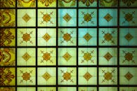 一幅带有温暖色调几何花卉图案的彩色玻璃细节图